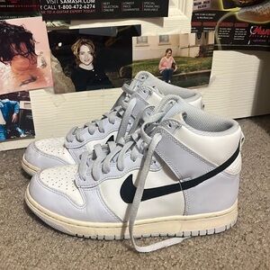 Nike dunks slightly worn, size 6.5.